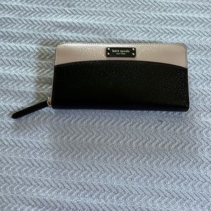 Black with cream wallet.